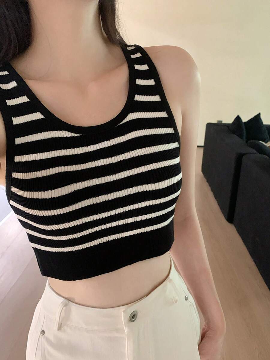 Áo tank top dệt kim kẻ sọc, áo croptop ôm dáng cho nữ, chất liệu vải ngẫu nhiên. - Đen và trắng - Xem 1