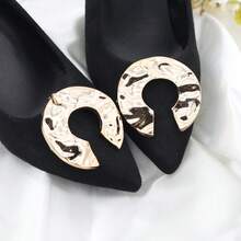 2 chiếc kẹp giày màu vàng kim loại có thể tháo rời, kiểu dáng bất đối xứng, chất liệu ABS vân sóng nước, dùng trang trí gót giày cao gót, phụ kiện kim loại cho mũi giày, trang trí giày mũi nhọn thời trang tối giản, phụ kiện trang trí giày cưới, giày dự tiệc có thể tháo rời. - Vàng - Xem 4