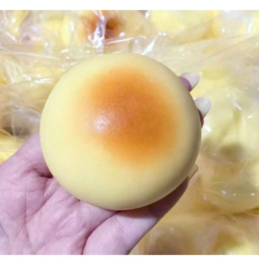 1个奶黄月饼造型慢回弹橡皮泥捏捏乐，超柔软材质，慢回弹减压玩具，完美的生日/惊喜/节日/圣诞礼物
