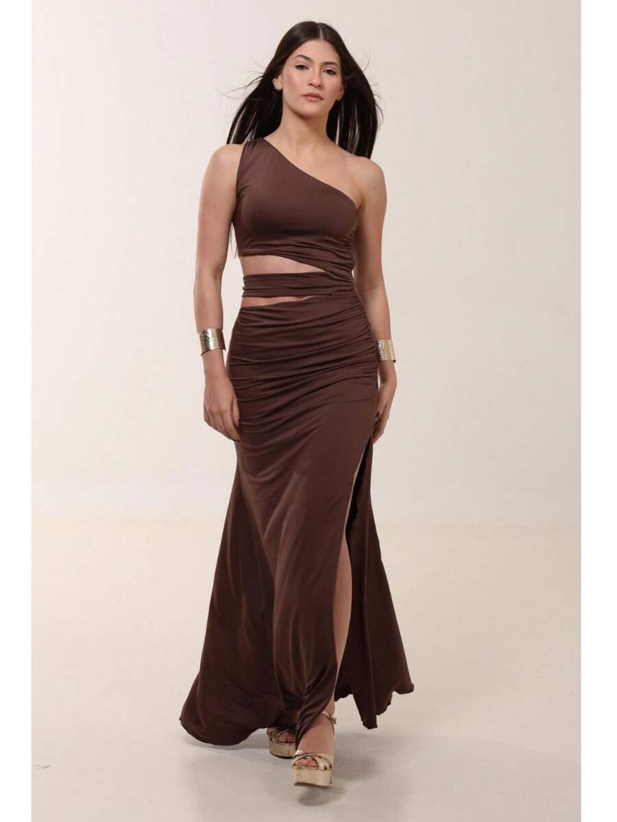 VESTIDO CAROLINE LONGO COM RECORTES E FENDA LATERAL Cinturado Assimétrico Ombro Único - Marrom - Visão 1