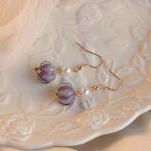 1 par de pendientes vintage delicados con gota de flor de vidrio púrpura y perla, adecuados para uso diario, regalo - Ganchos para pendientes con forma de tulipán de color morado claro - Ver 2