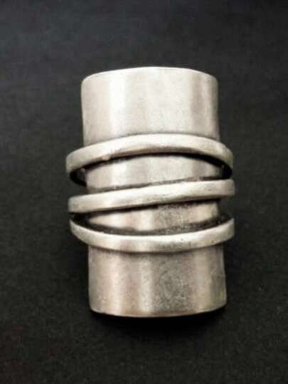 1枚极简主义戒指，适合女性佩戴，是母亲节礼物、周年纪念日礼物、派对饰品的理想之选。