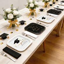 10 peças/20 peças/40 peças Conjunto de Pratos Decorativos para Festa de Formatura 2026, Pratos de Papel Quadrados de 7 Polegadas com Folha de Ouro, Padrão de Capelo e Diploma, Conjunto de Utensílios de Mesa para Cerimônia de Formatura 2026, Preto/Branco Opcional, Turma de 2026 - Visão 5