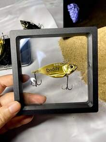 1 pezzo/5 pezzi Esca da pesca VIB personalizzabile con incisione laser, esca vibrante in metallo, regalo da pesca personalizzato per coppia/padre, amo con incisione di nome/data/messaggio, materiale in acciaio inossidabile, testo inciso al laser, placcato oro e argento, include 3 ami, adatto per appassionati di pesca, padri, mariti, fidanzati, acquirenti di regali, pesca con esche, pesca in acqua dolce e salata, pesca all'aperto, regalo per la festa del papà, regalo di compleanno, ricordo di anniversario, San Valentino, collezionabili da pesca - Multicolore - Visualizzare 10