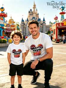A Disney-Licensed Cartoon Short-Sleeve T-Shirt Featuring A Cartoon Mickey Mouse Head Outline And Lightning McQueen Pattern, Perfect For Family Matching T-Shirts, Ideal For Family Trips And Vacations. This Is A New Short-Sleeve T-Shirt For 2026, A Perfect Choice For Father's Day, Suitable For Both Men And Women. Made Of High-Quality Pure Cotton, Comfortable And Breathable. Exquisite Design, A Top Choice For A Gift. - 男人 - 查看 1