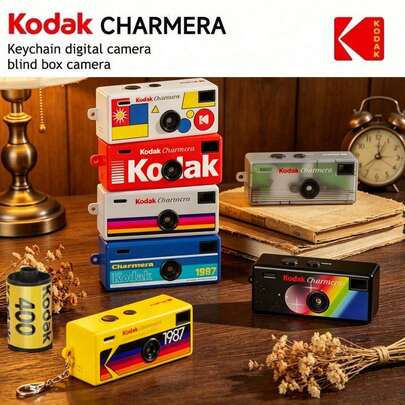 Kodak ¡Una cámara retro en tu bolsillo! La cámara digital Charmera, disponible en caja sorpresa, presenta efectos visuales de 1987 y un diseño tipo llavero. Sus colores aleatorios y su portabilidad la convierten en una excelente opción para grabar tus momentos cotidianos.