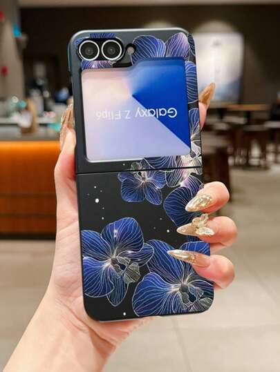 1pc Fashionable And Minimalist Skin Feel PC Material Cute And Minimalist Blue Flower Element Folding Phone Case, Can Protect And Prevent Falling For: SamsungGalaxy Zflip 3/Zflip 4/Zflip 5/Zflip 6/Zflip 7/ Find N3 Flip/ Razr 50 Ultra/ Razr 60 Ultra/ Razr 60/ Razr 50/XiaomiMIX Flip/Galaxy Z Flip7 FE