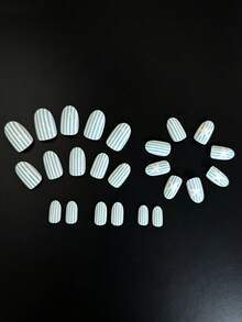 24片淺藍色與白色條紋海星穿戴式假指甲，橢圓形夏季海洋極簡風假指甲，海洋度假風美甲套組，全覆蓋淺藍色與白色垂直條紋搭配簡單白色海星圖案，亮面橢圓假指甲，適合女性夏季海灘度假、日常通勤、派對、音樂節等場合 - 藍白色 - 查看 4
