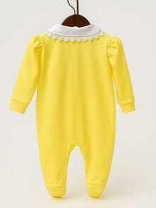 Saída Maternidade Menina Amarela Luxo 5 Peças - Macacão Bordado com Laços, Manta, Luvas e Faixa - Kit Enxoval Recém-Nascido Malha Macia - Amarelo - Visão 4