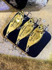 1 pezzo/5 pezzi Esca da pesca VIB personalizzabile con incisione laser, esca vibrante in metallo, regalo da pesca personalizzato per coppia/padre, amo con incisione di nome/data/messaggio, materiale in acciaio inossidabile, testo inciso al laser, placcato oro e argento, include 3 ami, adatto per appassionati di pesca, padri, mariti, fidanzati, acquirenti di regali, pesca con esche, pesca in acqua dolce e salata, pesca all'aperto, regalo per la festa del papà, regalo di compleanno, ricordo di anniversario, San Valentino, collezionabili da pesca - Multicolore - Visualizzare 3