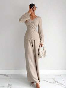 Elegante conjunto de mujer novedad de otoño, compuesto por blusa de manga larga acampanada envolvente y pantalones wide leg de talle alto.Cuenta con diseño ajustado en la cintura con lazo trasero, corte favorecedor y tela texturizada fresca, ideal para oficina y looks diarios elegantes. - Azul marino - Ver 9