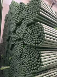 Bộ giá đỡ cây leo 27 chi tiết. Đây là bộ giàn leo hình chữ A, được thiết kế cho ban công, sân vườn và vườn rau nhỏ, thích hợp cho các loại rau leo như dưa chuột, đậu xanh, mướp, khổ qua. Bao gồm: 8 đầu nối nhựa 4 chiều/3 chiều, 2 kẹp cố định cây, 17 thanh đỡ phủ sơn màu xanh lá cây. - Bộ giá đỡ - Xem 7