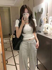 Áo thun ôm dáng, tay ngắn, cổ hơi mở, cài cúc ở eo. - trắng - Xem 4