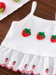 Bộ 2 món cho bé gái gồm áo vest dây bèo in hình dâu tây dễ thương và quần short bèo nhún, thích hợp cho mùa hè. - trắng - Xem 4