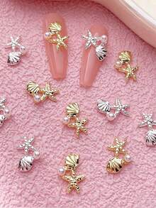 10 pièces Charms d'art des ongles à thème estival, avec des motifs d'étoiles de mer et de coquillages comme designs principaux. La collection comprend une variété de styles, y compris des designs en or, argent, perle, étoile de mer et coquillage. Ces décorations d'ongles en alliage 3D. - Multicolore - Voir 3