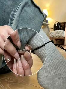 Bộ 2/4/6 kẹp ống quần chống mài mòn màu đen - Kẹp gấu quần có thể tháo rời, kẹp điều chỉnh và dụng cụ rút ngắn ống quần vô hình được thiết kế đặc biệt để ngăn ống quần bị kéo lê trên mặt đất. Với thiết kế kín đáo, không để lại dấu vết, những chiếc kẹp này phù hợp để sử dụng trong nhiều môi trường khác nhau, bao gồm ở nhà, trong khuôn viên trường và ký túc xá. Nếu quần của bạn quá dài và bị kéo lê trên sàn, chỉ cần sử dụng các kẹp điều chỉnh này để giữ cho ống quần không bị chạm đất một cách hiệu quả. - nhiều màu - Xem 5