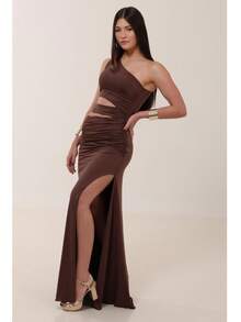 VESTIDO CAROLINE LONGO COM RECORTES E FENDA LATERAL Cinturado Assimétrico Ombro Único - Marrom - Visão 5