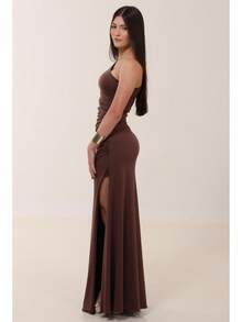 VESTIDO CAROLINE LONGO COM RECORTES E FENDA LATERAL Cinturado Assimétrico Ombro Único - Marrom - Visão 6