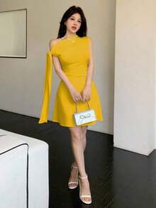 Vestido corto asimétrico elegante burdeos, diseño con lazos en hombro y pliegues en cintura, ideal para citas, fiestas y ocasiones de otoño e invierno - Amarillo - Ver 6