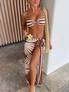 2026款三件套女士休闲优雅高弹比基尼套装，包括扭结前襟吊带背心和侧系带泳裤，搭配透视开衩裙，适合度假穿着。 - 彩色 - 查看 2
