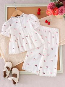 Bộ đồ 2 món cho bé gái, gồm áo không tay và quần ống đứng in họa tiết quả anh đào dễ thương, kiểu dáng mùa hè, có bèo nhún ở gấu áo, kèm quần ống đứng in họa tiết tương tự. - trắng - Xem 2