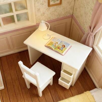 Bộ bàn ghế mini bằng nhựa tỷ lệ 1:12 với 3 ngăn kéo, thích hợp cho nhà búp bê, mô hình trang trí thực tế, đồ dùng thủ công, trang trí mô hình và sa bàn. Món quà lý tưởng và lựa chọn sinh nhật cho nhiều loại phòng mô hình khác nhau.