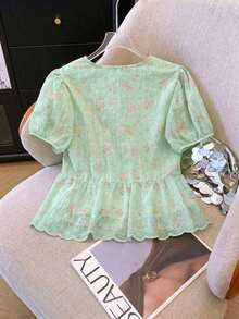 Camisa elegante para mujer con cuello en V, manga corta abullonada y diseño de bordado floral.Cierre frontal de botones, falda inferior ondulada y borde en forma de concha.Tejido ligero transparente delicado, estilo dulce y femenino. - Multicolor - Ver 8