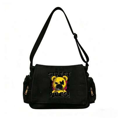 街头规则熊印花斜挎包，大容量黑色帆布单肩包，适合街头爱好者和日常通勤。