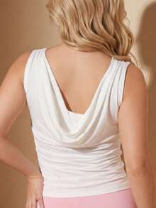 Top Blusa elegante blanca sin mangas para mujer con escote  caido drapreado y detalle metálico decorativo en los hombros top ajustado estilo sofisticado y minimalista, camiseta femenina de tela suave y elástica que realza la silueta, blusa moderna casual chic ideal para outfits de verano y primavera  top fashion para combinar con faldas, pantalones de vestir, jeans o conjuntos elegantes, prenda versatil para looks formales, casuales y de fiesta, blusa estilizada con diseño entallado que marca la cintura y resalta la figura femenina, top blanco liso con broche metálico dorado central que aporta un toque glamuroso y contemporáneo, camiseta elegante para citas, eventos, salidas nocturnas, oficina o reuniones, prenda básica premium para guardarropa femenino, top sofisticado para mujer moderna que busca estilo, elegancia y comodidad, blusa ajustada sexy pero refinada ideal para outfits aesthetic, classy, minimal, chic y moda urbana, top elegante para combinar con tacones, sandalias. tenis, - Blanco - Ver 3