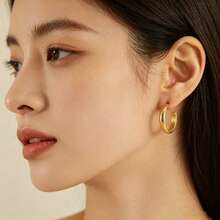 1 Đôi khuyên tai vòng rộng hình chữ C, mạ vàng 18K, làm từ thép không gỉ 304, kiểu dáng tối giản và thanh lịch dành cho nữ, không gây dị ứng và chống oxy hóa. - bông tai - Xem 4