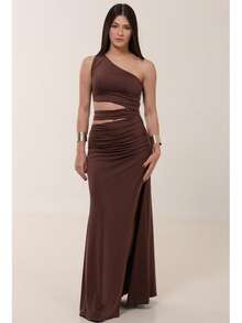 VESTIDO CAROLINE LONGO COM RECORTES E FENDA LATERAL Cinturado Assimétrico Ombro Único - Marrom - Visão 10