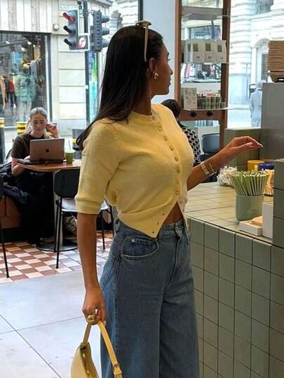 Áo khoác cardigan ngắn tay màu vàng mới mùa hè 2026 dành cho nữ, kiểu dáng retro cài cúc phía trước, phù hợp để mặc hàng ngày.