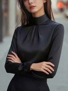 Blusa de mujer de satén negro, con cuello alto, mangas largas y pliegues en el pecho.Su textura satinada le da un aire elegante y versátil, perfecta para usar en la oficina, eventos formales o looks casuales, durante todo el año. - Albaricoque - Ver 10