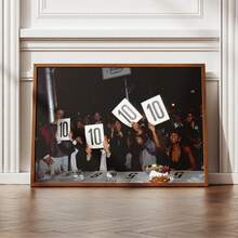 1 pezzo Stampa su tela senza cornice, foto di festa di moda vintage anni '90, cartellone stile retro nightclub con giudice che tiene in mano il cartellino del punteggio 10, decorazione da parete per bar e camera da letto, regalo di compleanno e inaugurazione casa per gli amanti della moda vintage - A - Visualizzare 3