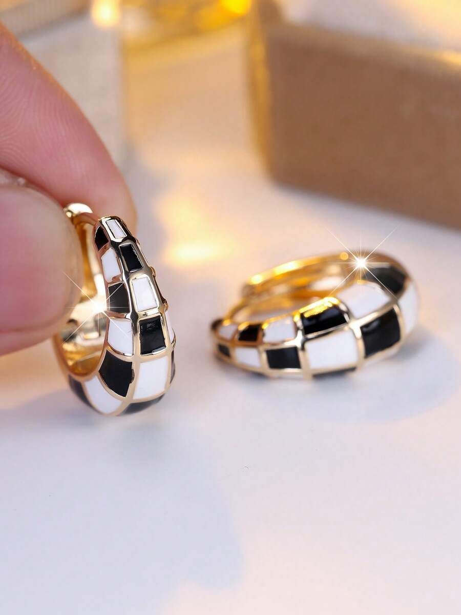 Vanel 1 Đôi bông tai vòng vàng hiện đại, kiểu dáng bàn cờ đen trắng tinh tế, trang sức đeo hàng ngày, món quà thanh lịch dành cho phái nữ - Vàng kim - đen và trắng - Xem 1