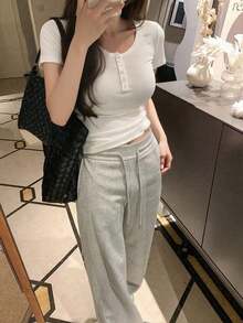 Áo thun ôm dáng, tay ngắn, cổ hơi mở, cài cúc ở eo. - trắng - Xem 5