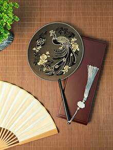 这款中国风刺绣扇，采用半透明纱布底，双面精美刺绣，饰以多种经典中国动物图案，层次丰富的刺绣工艺和精致的3D立体设计，尽显东方韵味。完美搭配汉服、旗袍、新款中国风服饰，适合拍照、日常使用和家居装饰。品质上乘，美观大方，是传统文化爱好者的必备中国风配饰。 - 刺繡圓扇 - 查看 13