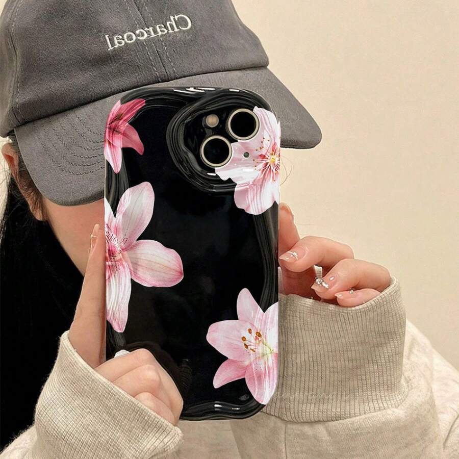 1 unidad Flores rosadas marco blanco sutil Funda para iPhone 15 plus, material suave TPU, diseño de borde ondulado crema elegante y moderno, protección completa de cámara antigolpes, resistente a rasgos y desgaste diario, ventilada y disipadora de calor sin calentamiento, antipolvo y resistente a la suciedad, funda ideal para uso diario, desplazamientos y viajes - Negro - Ver 1