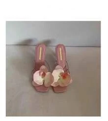 Romantic 3D Floral Sandals Women Summer Sexy Thong High Heels Kitten Heel Mules Open Toe Slip On Slides Lightweight Comfortable Non Slip Footwear Outdoor Walking Shoes Casual All Match Fashionable Vacation Essentials Cruise Wear Wedding Guest Slippers  Boho Aesthetic Breathable Soft Sole High Sandals Summer Fashion Indoor Outdoor Use Pool Slides Water Resistant Durable Material Stylish Summer Party Sandals Wide Width Friendly Comfortable Daily Wear Slides Chic Flower Design Sandals Designer Style Summer Heels Lightweight Travel Gear Fashionable Open Toe Slippers Gift For Friend Sister Mother  Summer Collection Beach Party Essentials Flower Sandals Floral Applique High Heel Flip Flops Comfort Walking Shoes Romantic Vacation Style Sandal Set Breathable Soft Stiletto Slippers Casual Outdoor Slides Anti Chafing Slides Elegant Footwear Women High Heels Dressy Sandals For Summer Brunch Outfits Garden Wedding Shoes Feminine Style Slides High Quality Material Comfort Shoes Big Flow - Phiên bản nâng cấp màu hồng - Xem 2