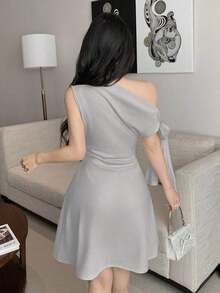 Vestido corto asimétrico elegante burdeos, diseño con lazos en hombro y pliegues en cintura, ideal para citas, fiestas y ocasiones de otoño e invierno - Gris - Ver 2