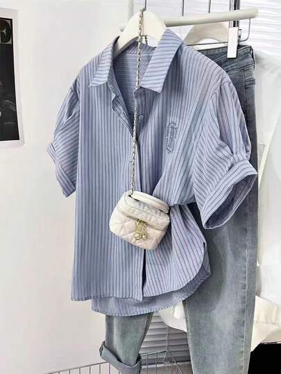 女士蓝色条纹刺绣前开襟纽扣休闲短袖衬衫，适合春夏穿着