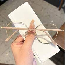 一副杏色变色时尚眼镜，是女士旅行的完美配饰，优雅时尚，适合海滩、家庭出游、旅行、日常休闲佩戴、时尚穿搭、派对、度假等场合。 - 奶茶金 - 查看 2