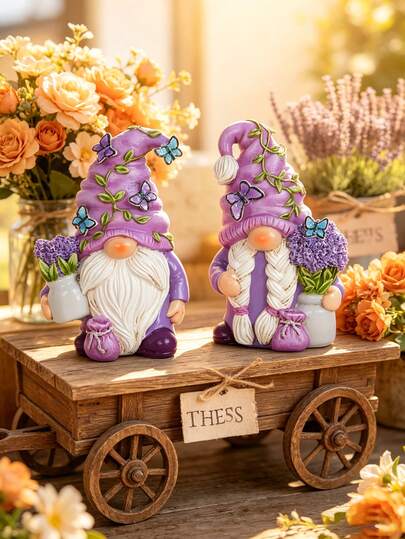 Tượng người lùn hoa tím bằng nhựa resin đang thịnh hành – Tác phẩm điêu khắc người lùn ngồi bắt mắt cho trang trí sân vườn mùa xuân và mùa hè | Món quà lý tưởng cho người yêu cây cảnh, người sưu tập người lùn và chủ nhà mới | Vật trang trí cao cấp nguyên khối giúp làm sáng bừng hàng rào vườn, viền đá và bàn trang trí lối vào với niềm vui tươi tắn, tự nhiên.