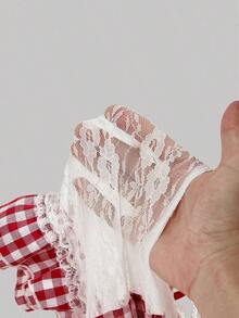 Este adorable vestido de mujer combina el clásico estampado  rosa con un delicado cuello de encaje y un pequeño lazo.Su corte ajustado tipo A y manga corta evocan el estilo vintage de los años 50, ideal para días de campo, picnics, salidas casuales o cualquier ocasión primaveral y veraniega. - Rojo y blanco - Ver 8
