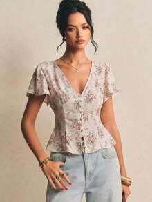 Blusa informal femenina de primavera con estampado floral, cuello en V profundo elegante, cierre frontal con botones, manga corta de volantes, corte corto entallado de cintura alta.Estilo francés fresco, tela ligera transpirable, ideal para oficina, salidas y citas. - Albaricoque - Ver 2