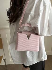 一款精致、高端、简约风格的奢华时尚小号女士单肩包，将于 2026 年发布。它采用独特的设计，并且是限量版。 - 粉色 - 查看 5