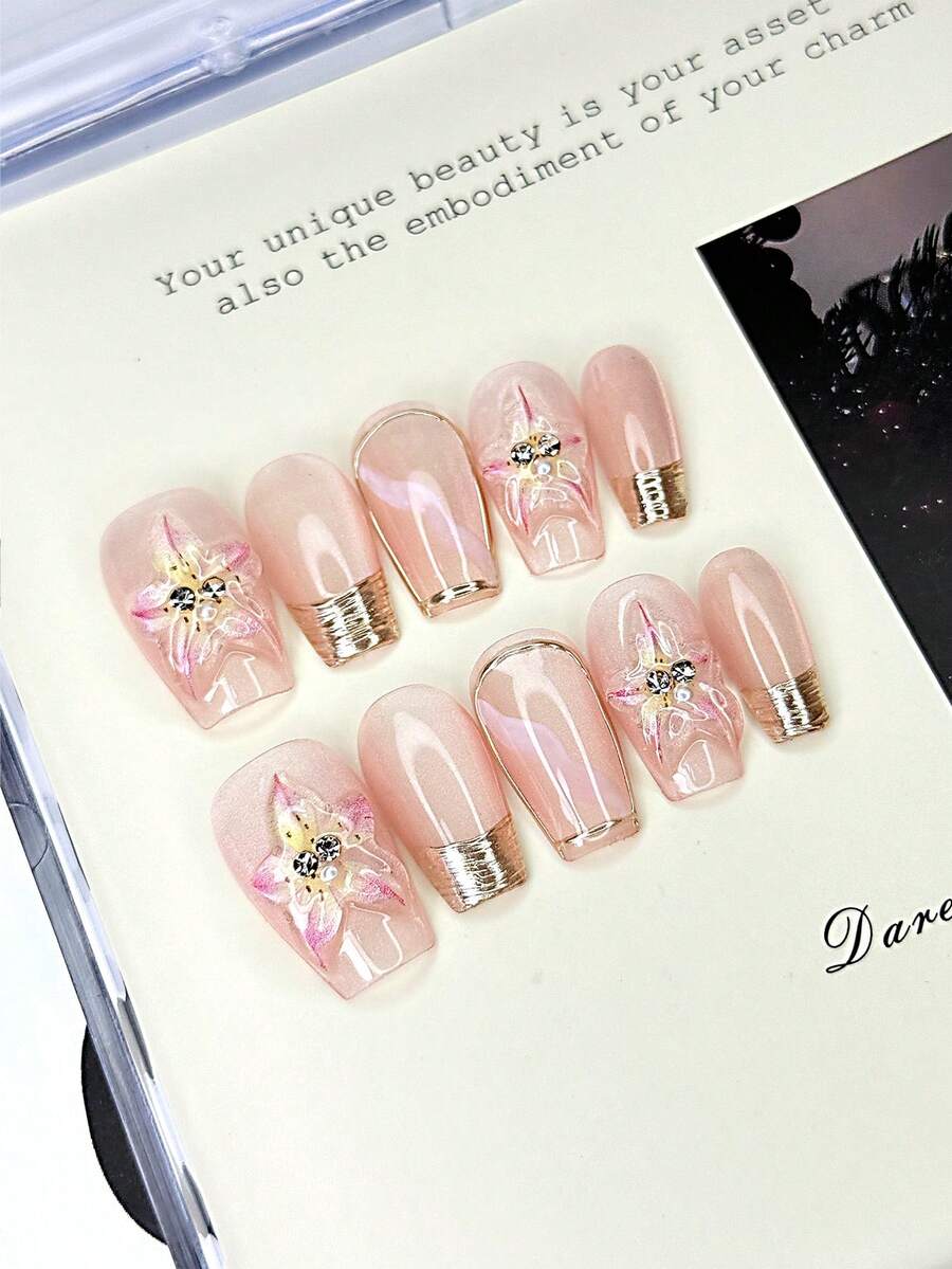 10 pièces Stickers pour ongles français à base semi-transparente rose nude avec cadre doré, décoration florale rose peinte à la main avec strass et ligne métallique, élégants et luxueux, réutilisables. Comprend 1 pièce autocollant adhésif, 1 pièce bâtonnet en bois, 1 pièce lime à ongles. Convient pour le port quotidien ou les fêtes. - Multicolore - Voir 1
