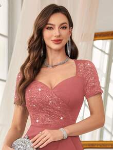 Đầm dự tiệc cocktail ôm dáng, phối sequin tương phản, ren hoa, cổ tim, viền bèo nhún. - Bụi hồng - Xem 10