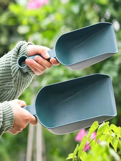 Bộ dụng cụ làm vườn 7 món, bao gồm: xẻng làm vườn mini, xẻng làm vườn bằng nhựa, muỗng xúc đất, xẻng làm vườn dày, xẻng làm vườn dẹt, dụng cụ cạo đá và xẻng làm vườn chịu lực.