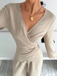 Elegante conjunto de mujer novedad de otoño, compuesto por blusa de manga larga acampanada envolvente y pantalones wide leg de talle alto.Cuenta con diseño ajustado en la cintura con lazo trasero, corte favorecedor y tela texturizada fresca, ideal para oficina y looks diarios elegantes. - Azul marino - Ver 10